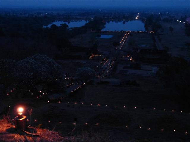 Le temple Vat Phou ou Phu, illumin les soirs de pleine lune  provincedechampassak.free.fr