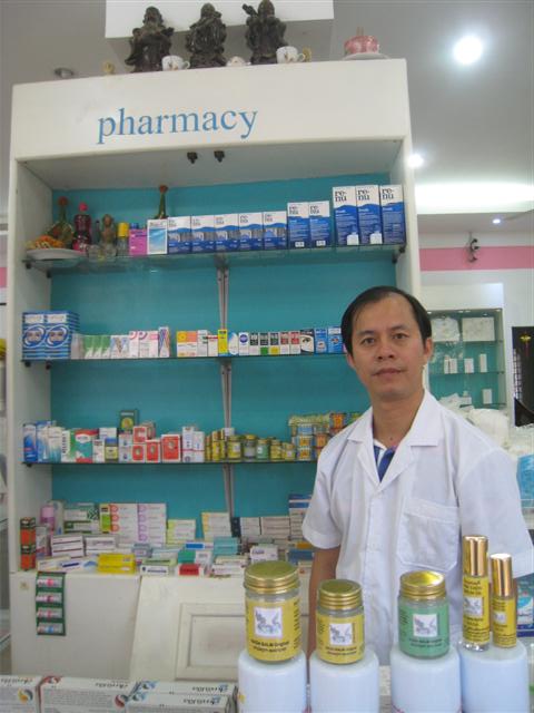 Mr Santisouk le pharmacien francophone